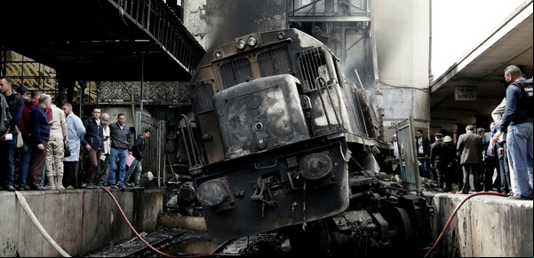 Espectacular accidente en la estación central de trenes en El Cairo: al menos 25 muertos y 40 heridos