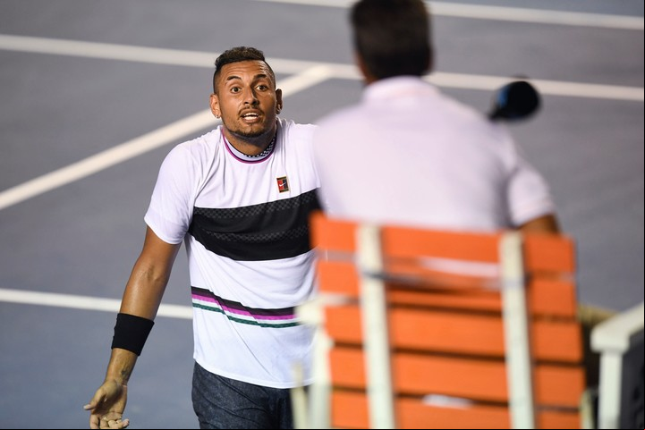 Kyrgios discute con el juez de silla durante el partido que le ganó a Nadal. (Photo by PEDRO PARDO / AFP)