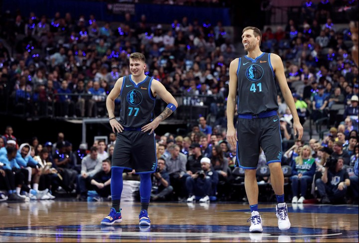 Nowitzki junto a Luka Doncic, que no había nacido cuando el alemán debutó en la NBA. "Me gustaría estar un año más para apoyar a nuestros jugadores jóvenes", afirmó Dirk. (Reuters - Kevin Jairaj)