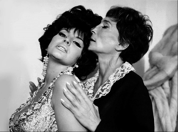 Isabel “la Coca” Sarli era um dos ícones do cinema argentino. Ela fez sucesso em filmes de alto conteúdo erótico, a partir do fim dos anos 1950. Sofreu a censura e depois seus filmes acabaram irados.