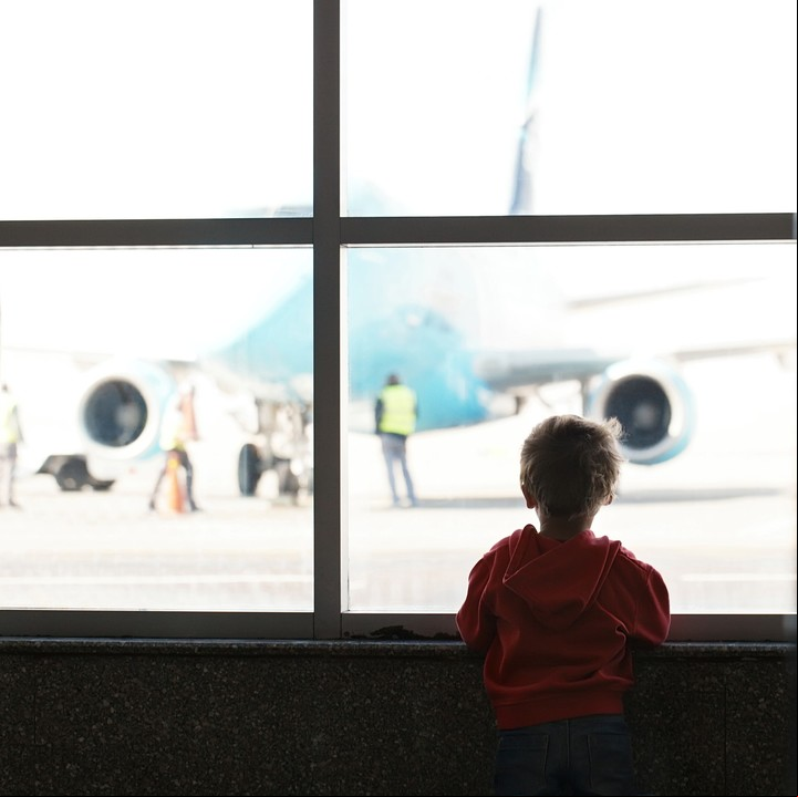 No olvidar la documentación que demuestre el vínculo entre padres e hijos. Si viaja solo con uno de los progenitories, hay que tener autorización del faltante (Getty Images para Viajes)