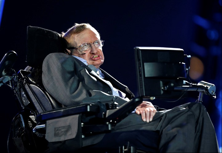 Stephen Hawking sólo podía mover las mejillas para accionar un mecanismo de comunicación en su computadora. Foto: Archivo Clarín.