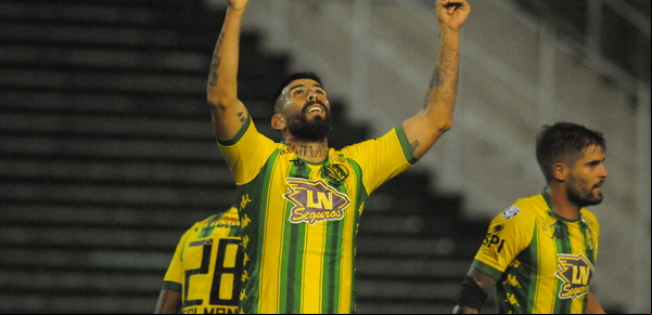 Aldosivi goleó a Colón y sueña con la Sudamericana