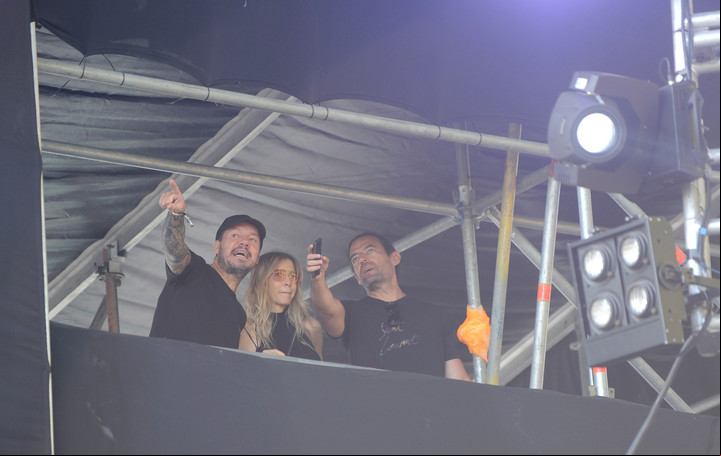 Marcelo Tinelli, Guillermina Valdes y Diego Finkelstein, CEO del Lollapalooza, en el show de Lelé. Foto: Fernando la Orden.