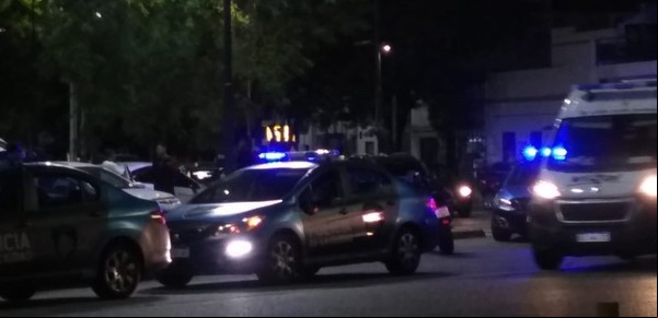 Corridas, tiros y pedradas entre hinchas de Boca y Vélez y un momento de terror para los chicos que estaban en el club de Liniers