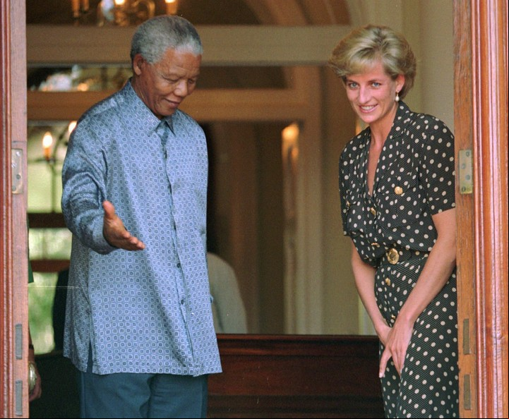 Nelson Mandela y Lady Di, en marzo de 1997. Foto AP.