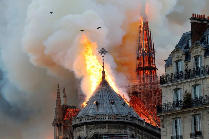 El humo y las llamas se elevan durante un incendio en la emblemática catedral de Notre Dame en el centro de París el 15 de abril de 2019. Foto AFP