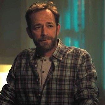El último deseo de Luke Perry: ser enterrado con un traje de hongos