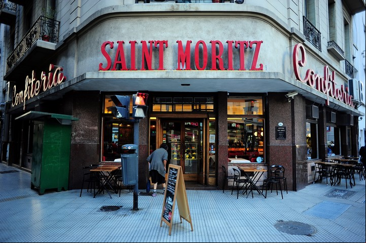 El interior del bar Saint Moritz se destaca por su elegancia.
Foto: German Garcia Adrasti