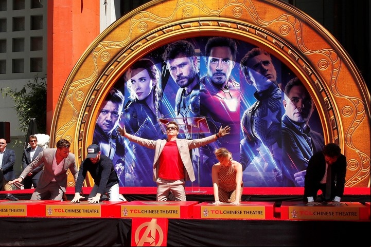 Los de "Avengers: Endgame" que dejaron sus huellas en el Teatro Chino en Hollywood. Cinco se tatuaron el logo. Foto EFE