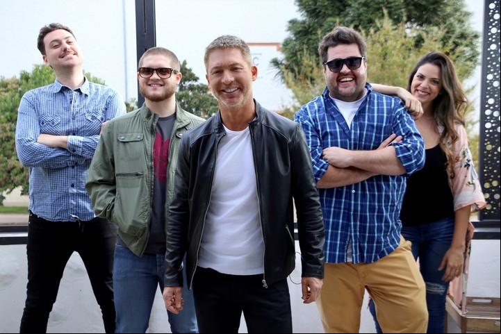 "Chueco en línea", con elenco completo.