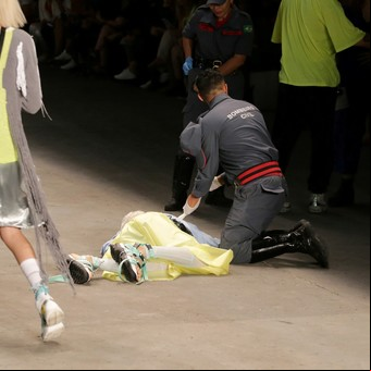 La trágica muerte de un modelo de 26 años: falleció mientras desfilaba en la Semana de la Moda