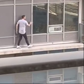 Video: un hombre arriesgó su vida caminando por la cornisa de su edificio para rescatar a su gato