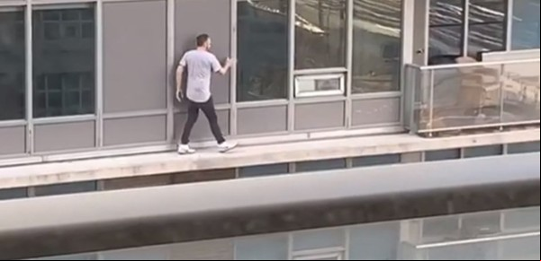 Video: un hombre arriesgó su vida caminando por la cornisa de su edificio para rescatar a su gato