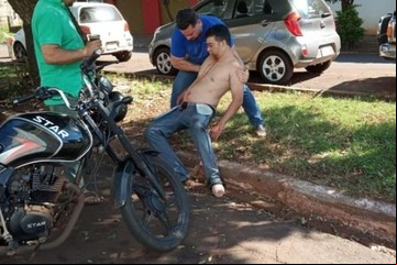 Se peleó con su novia y se arrancó los ojos con sus propias manos