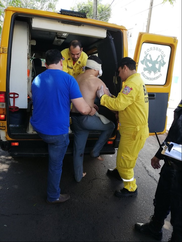 Ugo fue atendido por las autoridades y trasladado al hospital.