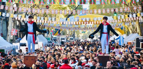 Comida, música y cortes de troncos: más de 20.000 personas celebraron al País Vasco en la Avenida de Mayo