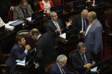 Por falta de quórum, el Senado no trató un proyecto que obliga al presidente a entregar la banda y el bastón a su sucesor