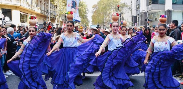 Desfiles, música y comida: Paraguay e Israel festejaron en las calles porteñas
