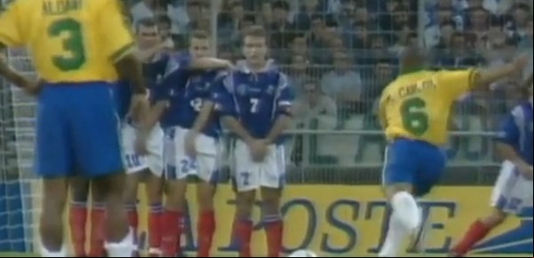 El día que Roberto Carlos hizo un gol que desafió las leyes de la física