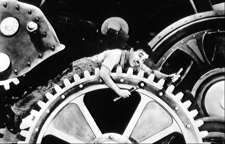 Charles Chaplin en una famosa escena de la película Tiempos modernos (1936).