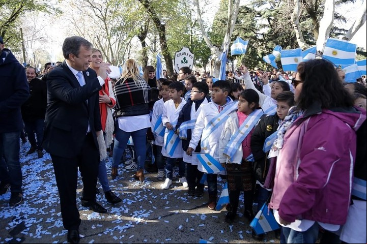 Este jueves se realizó el acto en el que unos 2.000 alumnos de Almirante Brown hicieron su Promesa a la Bandera. En la imagen, el intendente Mariano Cascallares saluda a los chicos durante el encuentro.