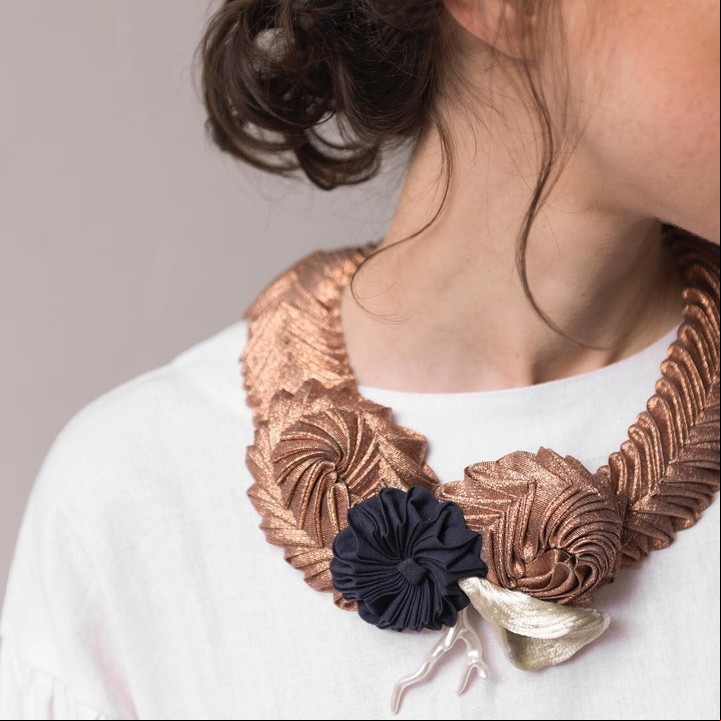 Los collares de materiales textiles pueden ser elegidos como pieza única en un outfit (Callis).