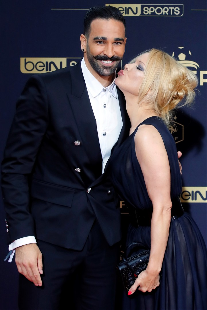 Otros tiempos más felices. Adil Rami y Pamela Anderson ya no son pareja por las "infidelidades" del campeón del mundo con Francia en Rusia 2018. (Foto: AP/Francois Mori).