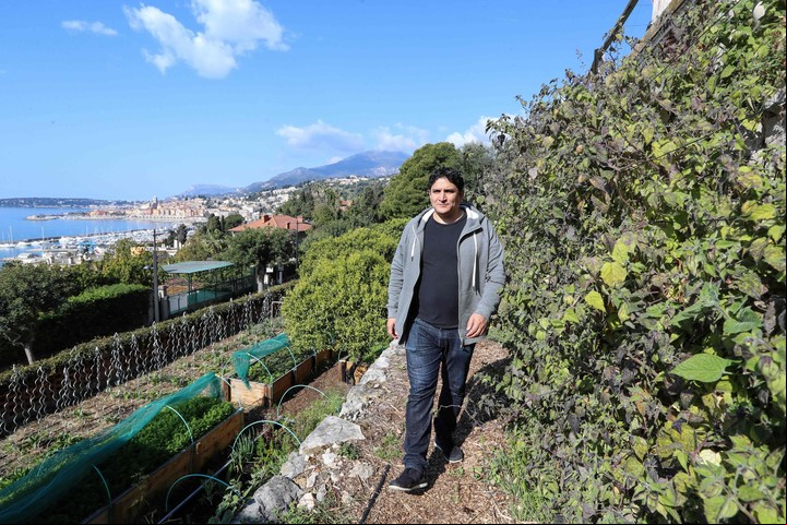 El chef, en la huerta de Mirazur. (AFP)
