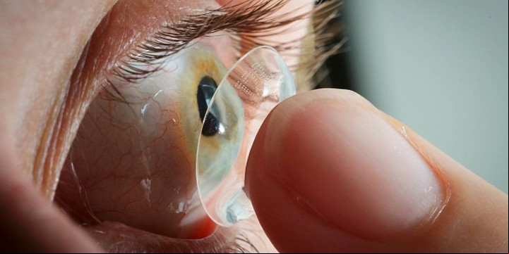 Quienes usan lentes de o deben tener cuidado con las infecciones.