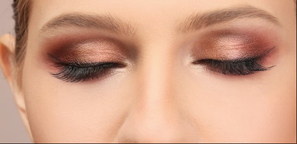 Para acompañar los looks de invierno: sombras tornasoladas, metalizadas y con brillo