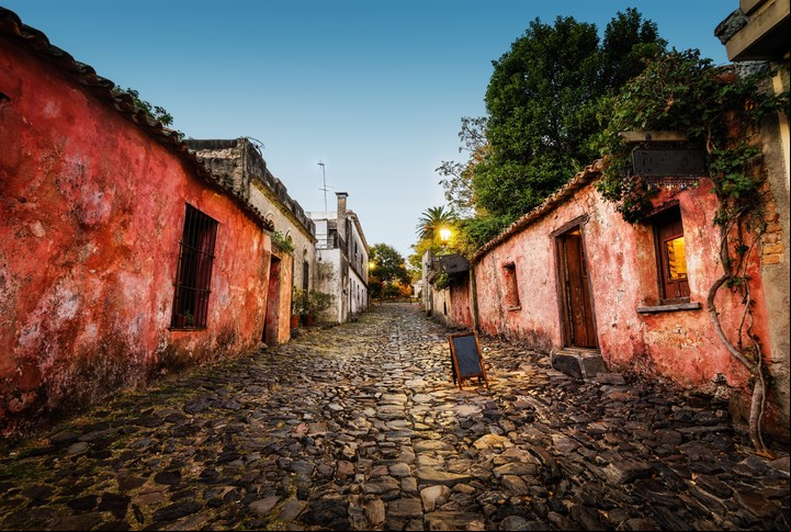 Calle de los Suspiros, Colonia del Sacramento, destino de escapadas todo el año. Foto Shutterstock