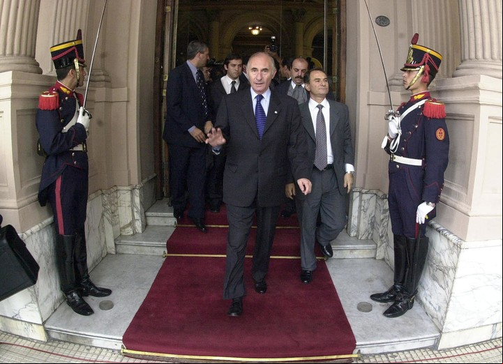 Fernando De la Rúa se retira de la Casa Rosada el día previo a su renuncia. El estallido social y la represión habían dejado 40 muertos.