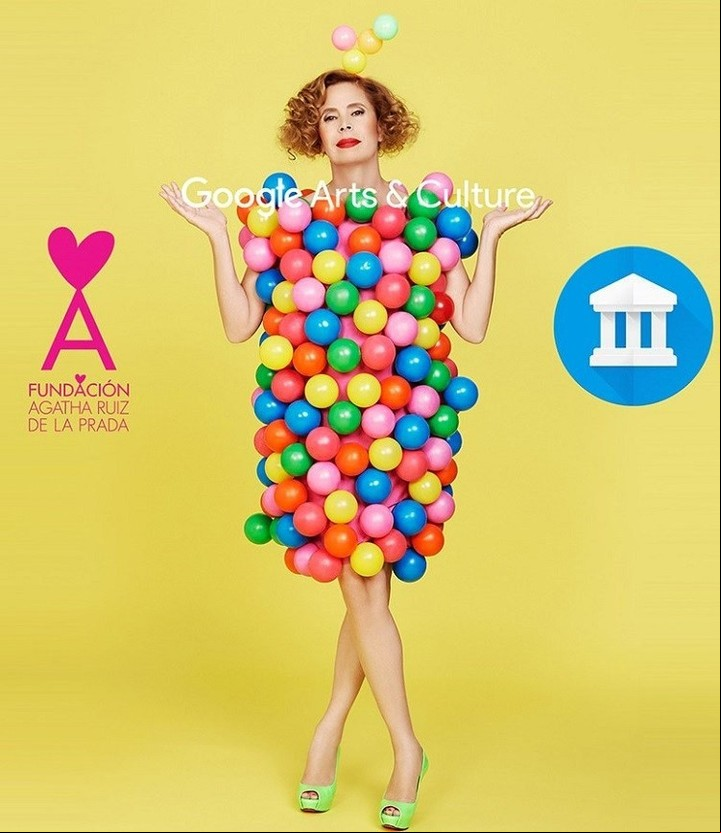 Agatha de Agatha. Logra que su vestido de pelotas multicolor haga juego con su trabajo para fundaciones.