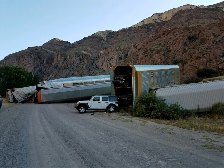 Varios vagones cayeron al vacío, obstaculizando una de las rutas adyacentes. Foto: Lincoln County Sheriff’s Office