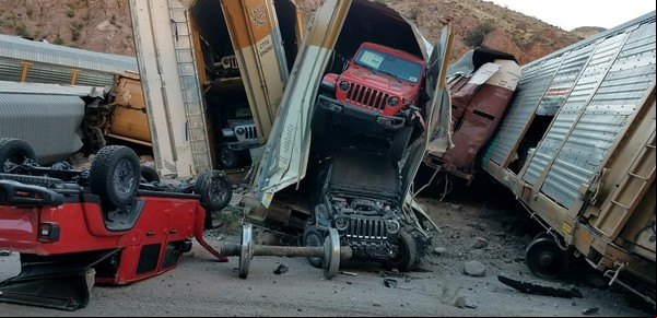 Descarriló un tren de carga y destrozó a decenas de camionetas