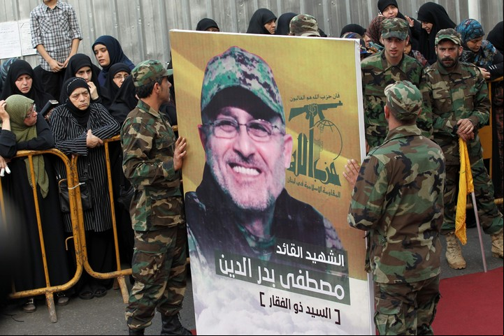 de Hezbollah con el retrato de Mustafa Badreddine, comandante muerto durante combates en Siria. (AFP)