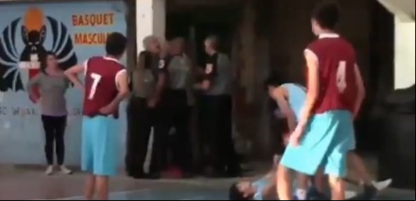Video: un diputado nacional perdió el control en un partido de básquet de su hijo e increpó a un árbitro