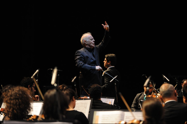 Daniel Barenboim en un concierto con la Western-Eastern Divan Orchestra en Tecnópolis. Foto: Martin Bonetto