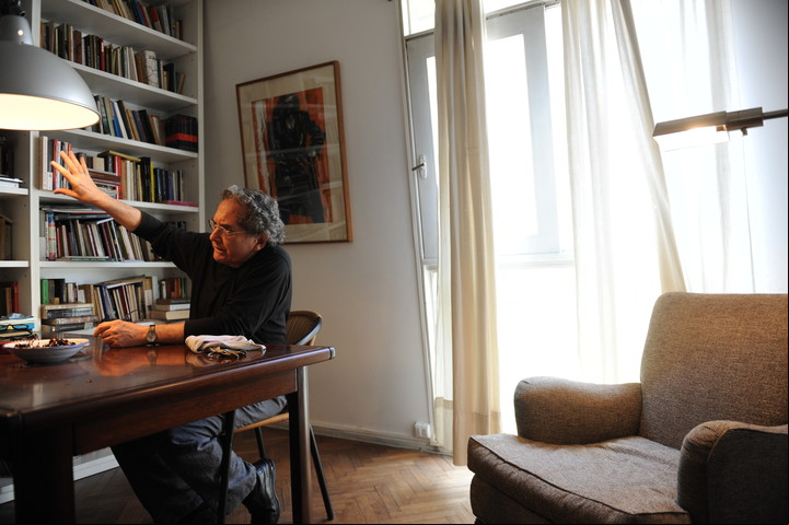"Cuando nosotros empezamos, en los años 60, el problema era: ¿Cómo se conecta uno con la realidad? Esa era la discusión", cuenta Piglia.
Foto: Lucia Merle