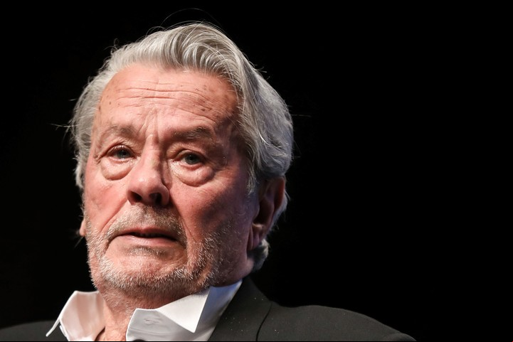 Delon al recibir la Palma de Oro honorífica en Cannes el año pasado. (AFP).