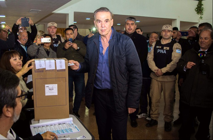 Miguel Ángel Pichetto, ex intendente de Sierra Grande, vota como candidato a vicepresidente de la Nación de Juntos por el Cambio en la Escuela Primaria N° 60. Foto: Télam