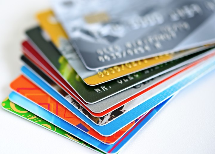La gran ventaja de pagar con tarjeta de débito es que se sabe de antemano el tipo de cambio que se va a pagar. Foto: Shutterstock.