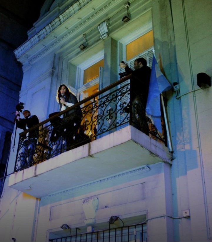 Cristina Kirchner en el balcón del Instituto Patria.