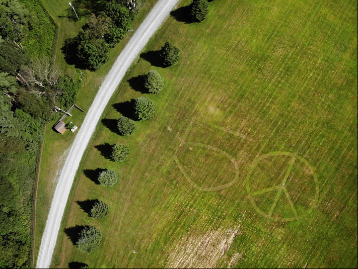 El signo hippie de la paz para recordar los 50 años sobre el campo donde se realizó el Festival (AP).