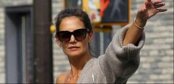Katie Holmes lució un exclusivo corpiño de 500 dólares que causó revuelo en las redes sociales