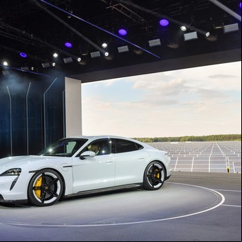 El auto eléctrico de Porsche: con 5 minutos enchufado puede andar 100 kilómetros