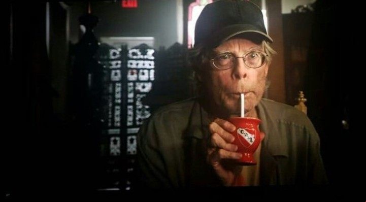 Stephen King, con el mate de Independiente en "It: Capítulo 2". FOTO: ARCHIVO CLARIN