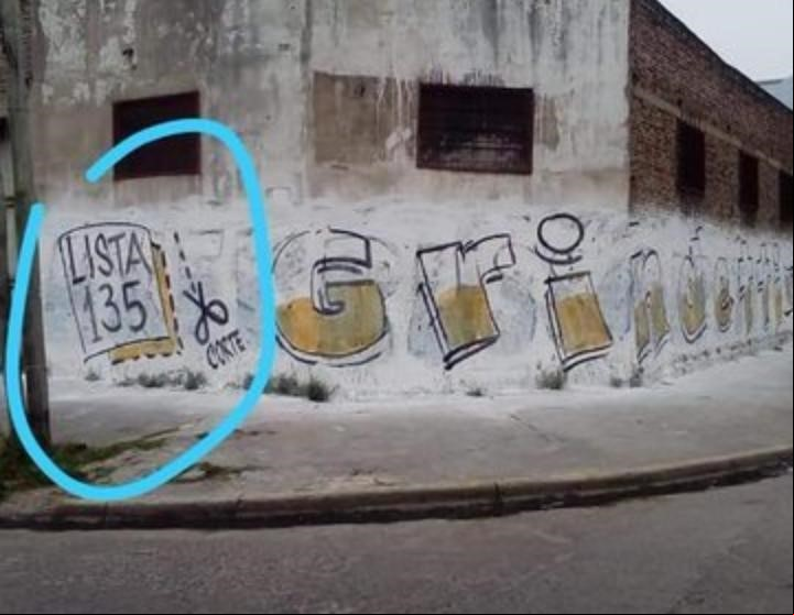 Una pintada en Lanús, donde los militantes piden el corte a favor de Grindetti.