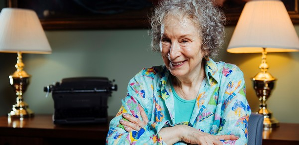 Margaret Atwood te cuenta cómo sigue "El cuento de la criada"
